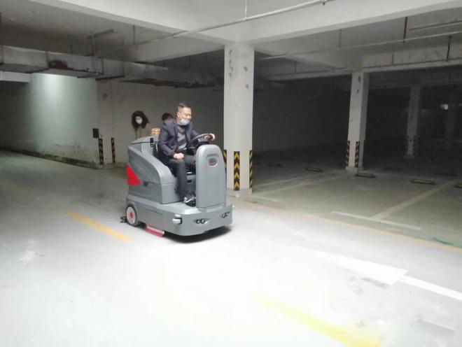 清远小区物业保洁不用人力改用驾驶式洗地机了